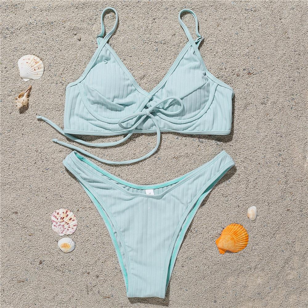 Costume da bagno da donna elegante e sexy a coste 