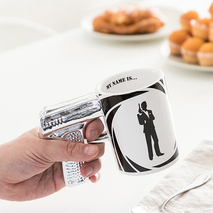 Tazza con pistola dell'agente segreto