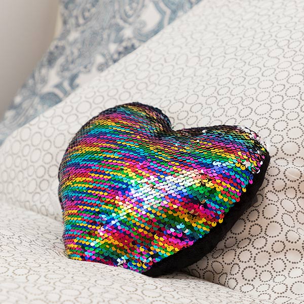 Cuscino con paillettes magiche a forma di cuore arcobaleno