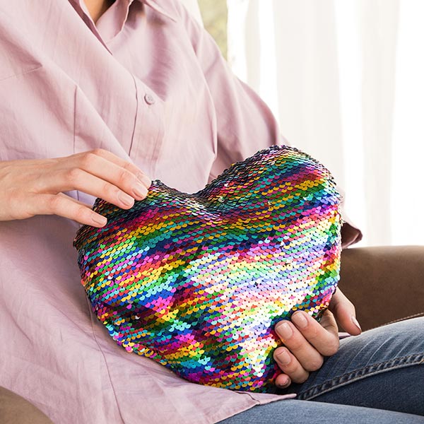 Cuscino con paillettes magiche a forma di cuore arcobaleno