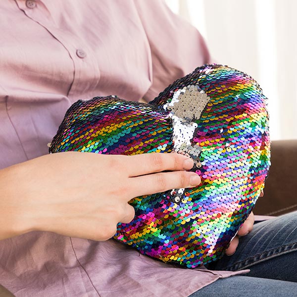 Cuscino con paillettes magiche a forma di cuore arcobaleno